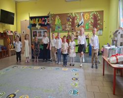 dzieci przedstawiają występ na zakończenie przedszkola