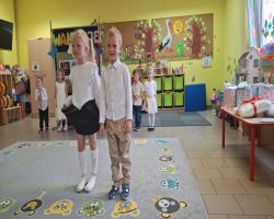 dzieci przedstawiają występ na zakończenie przedszkola