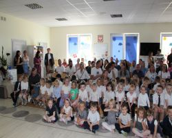 dzieci przedstawiają występ na zakończenie przedszkola