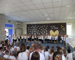 dzieci przedstawiają występ na zakończenie przedszkola