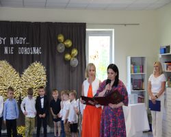 dzieci przedstawiają występ na zakończenie przedszkola