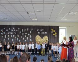 dzieci przedstawiają występ na zakończenie przedszkola