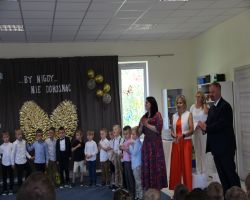 dzieci przedstawiają występ na zakończenie przedszkola