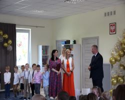 dzieci przedstawiają występ na zakończenie przedszkola