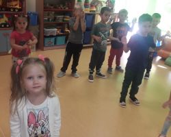 zdjęcia dzieci podczas zabaw i zajęć w sali przedszkolnej i na dworze