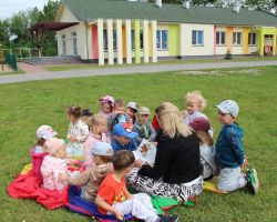 dzieci podczas akcji czytanie na polanie