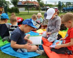 dzieci podczas akcji czytanie na polanie