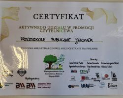dzieci podczas akcji czytanie na polanie