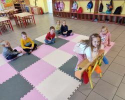 zdjęcia dzieci uczestniczących w zabawach z okazji dnia przedszkolaka