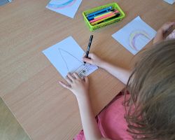 dzieci podczas wakacyjnych zajęć w przedszkolu