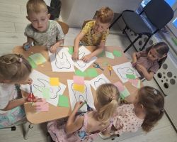dzieci podczas wakacyjnych zajęć w przedszkolu
