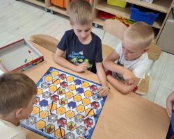 dzieci podczas wakacyjnych zajęć w przedszkolu
