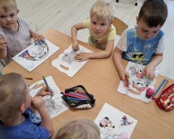 dzieci podczas wakacyjnych zajęć w przedszkolu
