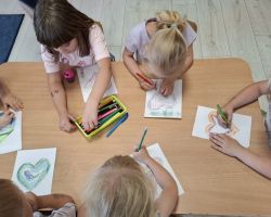 dzieci podczas wakacyjnych zajęć w przedszkolu