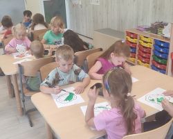 dzieci podczas wakacyjnych zajęć w przedszkolu