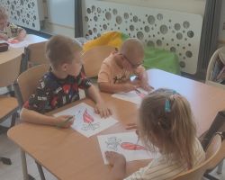 dzieci podczas wakacyjnych zajęć w przedszkolu