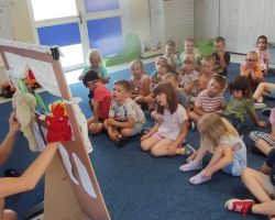 dzieci podczas wakacyjnych zajęć w przedszkolu