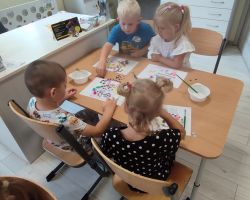 dzieci podczas wakacyjnych zajęć w przedszkolu