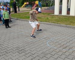 dzieci podczas wakacyjnych zajęć w przedszkolu