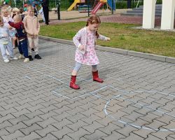 dzieci podczas wakacyjnych zajęć w przedszkolu