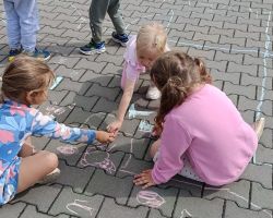 dzieci podczas wakacyjnych zajęć w przedszkolu