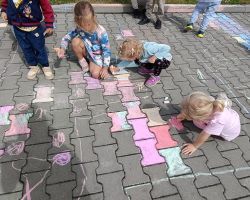 dzieci podczas wakacyjnych zajęć w przedszkolu