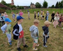 dzieci podczas wakacyjnych zajęć w przedszkolu