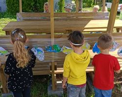 dzieci podczas wakacyjnych zajęć w przedszkolu