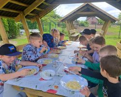 dzieci i nauczyciele podczas obchodów Dnia Pustej Klasy