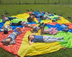 dzieci i nauczyciele podczas obchodów Dnia Pustej Klasy