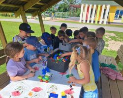 dzieci i nauczyciele podczas obchodów Dnia Pustej Klasy