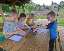 dzieci i nauczyciele podczas obchodów Dnia Pustej Klasy