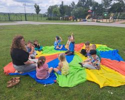 dzieci i nauczyciele podczas obchodów Dnia Pustej Klasy