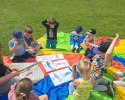 dzieci i nauczyciele podczas obchodów Dnia Pustej Klasy