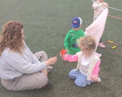 dzieci i nauczyciele podczas obchodów Dnia Pustej Klasy