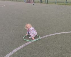 dzieci i nauczyciele podczas obchodów Dnia Pustej Klasy