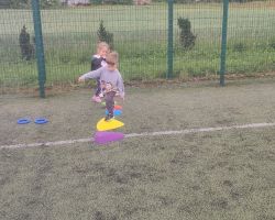 dzieci i nauczyciele podczas obchodów Dnia Pustej Klasy