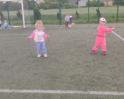 dzieci i nauczyciele podczas obchodów Dnia Pustej Klasy