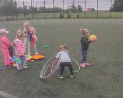 dzieci i nauczyciele podczas obchodów Dnia Pustej Klasy