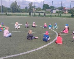 dzieci i nauczyciele podczas obchodów Dnia Pustej Klasy