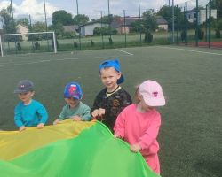 dzieci i nauczyciele podczas obchodów Dnia Pustej Klasy