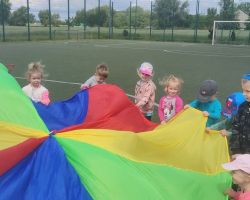 dzieci i nauczyciele podczas obchodów Dnia Pustej Klasy