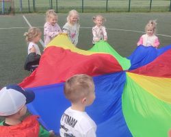 dzieci i nauczyciele podczas obchodów Dnia Pustej Klasy