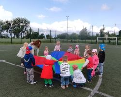 dzieci i nauczyciele podczas obchodów Dnia Pustej Klasy