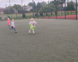 dzieci i nauczyciele podczas obchodów Dnia Pustej Klasy