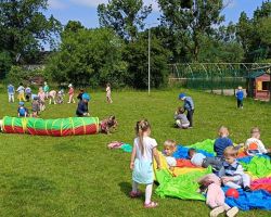 dzieci i nauczyciele podczas obchodów Dnia Pustej Klasy