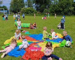 dzieci i nauczyciele podczas obchodów Dnia Pustej Klasy
