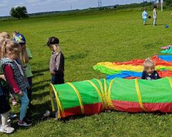 dzieci i nauczyciele podczas obchodów Dnia Pustej Klasy