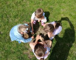 dzieci i nauczyciele podczas obchodów Dnia Pustej Klasy