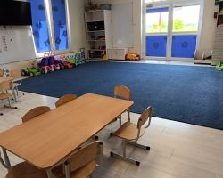 dzieci i nauczyciele podczas obchodów Dnia Pustej Klasy